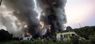  ?? (foto Barsoum/ LaPresse) ?? L’incendio
Le colonne di fumo mercoledì sprigionat­e a Malagrotta