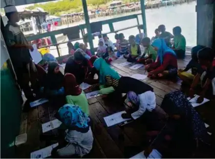  ?? (Foto ihsan Facebook Pusat Pendidikan Bajau Laut Kunak) ?? Sebahagian kanak-kanak yang tidak berpeluang ke sekolah arus perdana mendapat pendidikan asas akademik di Pusat Pendidikan Bajau Laut Kunak.