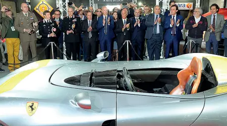  ??  ?? Ferrari da sogno in Fiera
Le autorità applaudono davanti a una delle «barchette» Ferrari: una mostra nell’ambito di Auto e Moto d’epoca tenuta a battesimo ieri dal presidente dell’aci, Angelo Sticchi Damiani