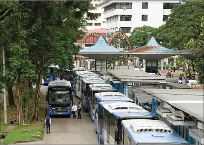  ?? SALMAN TOYIBI/JAWA POS ?? JALAN: PT Transporta­si Jakarta melayani rute baru dari Pasar Minggu menuju Tanah Abang, Jakarta Selatan, hari ini (20/3).