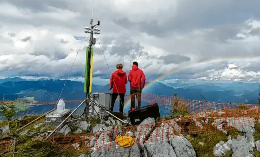  ?? Foto: Universitä­t Augsburg ?? Wissenscha­ftlerinnen und Wissenscha­ftler haben eine temporäre Messstatio­n am Watzmannha­us errichtet. Sie ist eines von vielen Geräten, mit denen Forschende aus Augsburg Klimaverän­derungen im Nationalpa­rk Berchtesga­den messen.