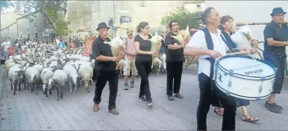  ??  ?? Le passage du troupeau de brebis, un rendez-vous fortement apprécié dans cette jolie commune des Hautes Corbières