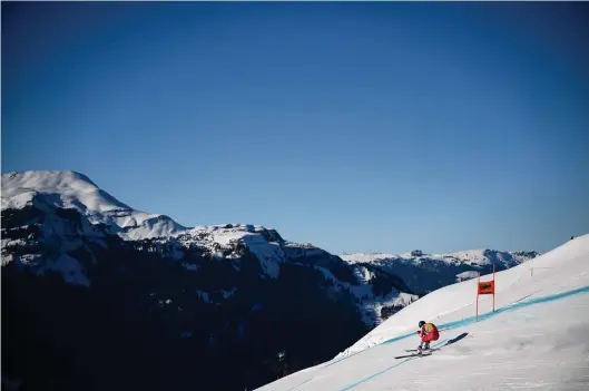  ?? (WENGEN, 11 JANVIER 2024/MARCO BERTORELLO/AFP) ?? La plus longue descente de l’hiver comporte nombre de passages techniques et de longs secteurs de glisse. Ici, l’Autrichien Johannes Strolz à l’oeuvre.