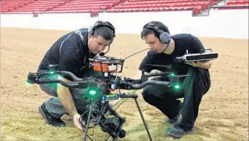  ?? Ethan Miller Getty Images ?? CONTRACT PILOT Jay Bernstein, left, and AviSight head of production Jason Dawb check a Freefly Alta 6 drone during a training class at the AviSight Drone Academy at the South Point Hotel & Casino in Las Vegas.