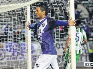  ??  ?? Debut inolvidabl­e. En su primer partido oficial con la camiseta de Alvarado, Walter Erviti convirtió el gol de la victoria ante Villa Mitre, en el Minella. Atrás lo sufre Agustín Cocciarini.