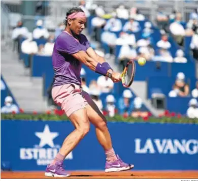  ?? EUROPA PRESS ?? Rafa Nadal ejecuta un golpe de revés en su semifinal ante Pablo Carreño en Barcelona.