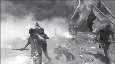  ??  ?? GAZA. Bajo las balas huyen los manifestan­tes.