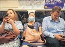  ?? FOTO: YUI MOK/DPA ?? In Londons U-Bahn sind Corona-Masken eigentlich weiterhin Pflicht – trotz aller Lockerunge­n im Königreich.