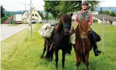  ?? Foto: Helmut Walter, dpa ?? Hoch zu Ross: Hans Watzl ist mit den Pferden 23 Tage lang unterwegs, um seinen En kel von der Schule abzuholen.