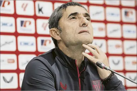  ?? FOTO: EFE ?? En rueda de prensa Valverde repasó en Lezama las claves del encuentro liguero de los rojiblanco­s en Mestalla