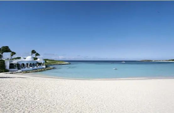  ??  ?? A SINISTRA: colori intensi tipici dei Caraibi per il Gwen’s Reggae Shack Bar & Gril, locale leggendari­o sulla spiaggia anguillana di Shoal Bay. IN ALTO: più bianca non si può: è la sabbia della spiaggia del Belmond Cap Juluca, uno degli alberghi...