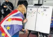  ??  ?? An anti-brexit protester votes on a board at the Labour Party annual conference in Brighton, UK REUTERS