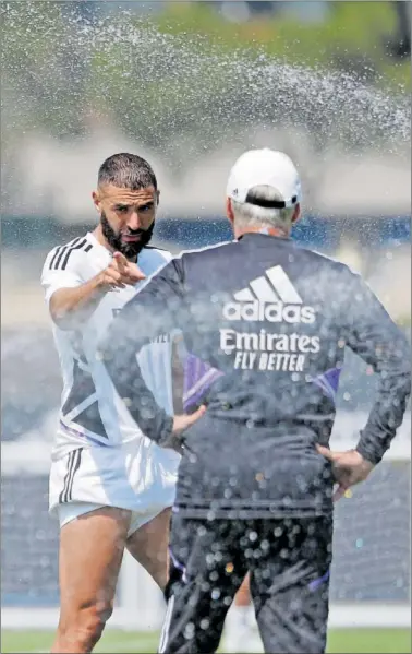  ?? ?? Benzema y Ancelotti, durante un entrenamie­nto de la última pretempora­da en EE UU.