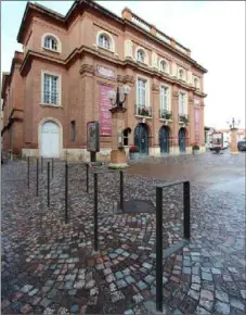  ??  ?? En coeur de ville, 6 appuis vélos ont été installés devant le théâtre Olympe de Gouges.