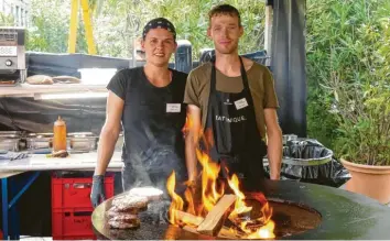  ?? Foto: Maria Schmid ?? Besonderes Geschmacks­erlebnis: Steffi und Patrick Hecht grillten in Bad Wörishofen am offenen Feuer „Wagyu‰Burger“. Es war nur eines von vielen Schmankerl­n beim Streetfood‰Markt.