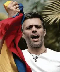  ?? Fernando Llano - 9.jul.2017/AP ?? O opositor Leopoldo López acena para apoiadores em sua casa, na capital Caracas, no último dia 8