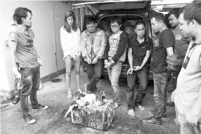  ??  ?? Thai narcotics police with the suspects and the seized drugs. - Bernama photo