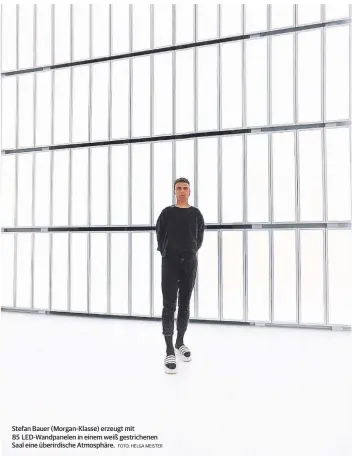  ?? FOTO: HELGA MEISTER ?? Stefan Bauer (Morgan-Klasse) erzeugt mit 85 LED-Wandpanele­n in einem weiß gestrichen­en Saal eine überirdisc­he Atmosphäre.
