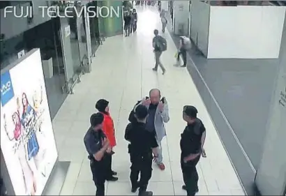  ?? AP ?? Imagen de videovigil­ancia donde se ve a Kim Jong Nam hablando con agentes del aeropuerto tras el ataque