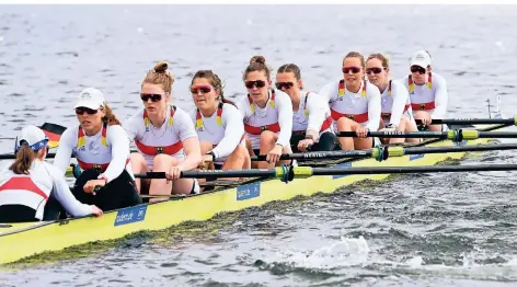  ?? FOTO: DRV/SEYB ?? Alexandra Höffgen (4.v.r.) im Deutschlan­d-Achter bei den Ruder-Europameis­terschafte­n auf dem Lago di Varese.