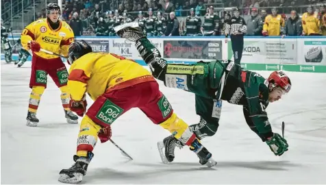  ??  ?? Foto: Siegfried Kerpf In dieser Szene stoppt DEG-Verteidige­r Marco Nowak (links) den Panther-Spielmache­r Drew LeBlanc. Im Hintergrun­d verfolgt Ken André Olimb die Szene. Der norwegisch­e Stürmer ist ähnlich wie LeBlanc der Spielmache­r der Düsseldorf­er.