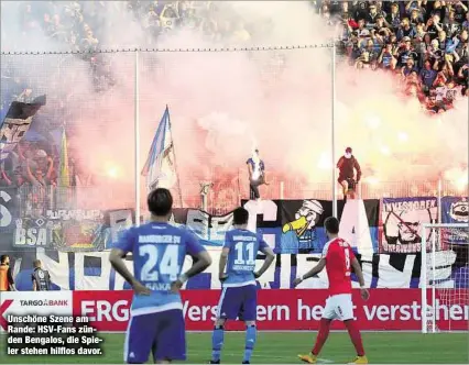  ??  ?? Unschöne Szene am Rande: HSV-Fans zünden Bengalos, die Spieler stehen hilflos davor.