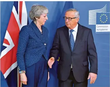  ?? FOTO: WIJNGAERT/AP/DPA ?? Ein Bild mit Symbolchar­akter: EU-Kommission­schef Jean-Claude Juncker streckt ihr die Hand entgegen, aber Premier Theresa May bleibt kühl. Auch beim gestrigen Treffen gab es keine Lösung in der Bexit-Hängeparti­e.