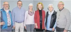  ?? FOTO: GISELA SPRENG ?? Reinhold Schuler, Walter Weiss, Claudia Peter, Anita Winz, Agathe Aiple und Werner Dieterle (von links) wurden bei der Jahreshaup­tversammlu­ng des „Liederkran­z“Gosheim geehrt.