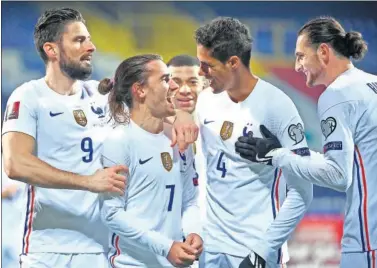  ??  ?? Giroud, Varane y Rabiot felicitan a Griezmann por su gol.