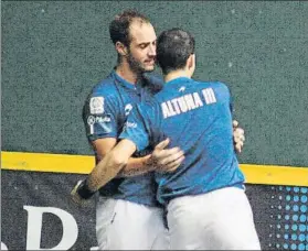  ?? FOTO: FAPV ?? David Merino se abraza con Jokin Altuna tras ganar la feria de La Blanca