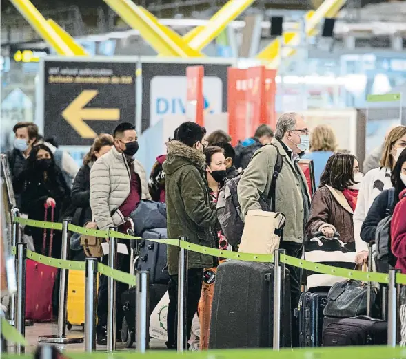  ?? ?? Cues a la terminal 4 de l’aeroport Adolfo Suárez Madrid-Barajas durant l’última Setmana Santa