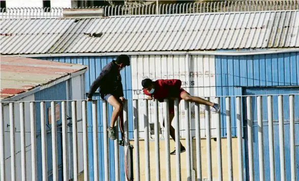  ?? REDUAN DRIS / EFE ?? Dos menors es van escapar ahir de les naus del Tarajal, habilitade­s com a centres d’acollida a Ceuta, per evitar que els retornessi­n al Marroc