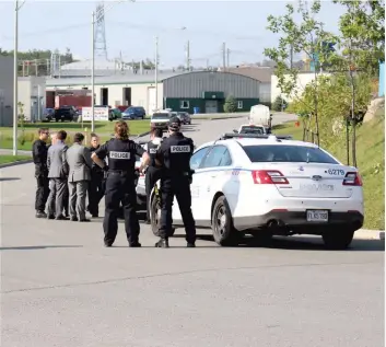  ?? PHOTO AGENCE QMI, MARC VALLIÈRES ?? Deux individus ont été arrêtés près du Centre de détention de Québec, hier, en présence d’un drone et de drogue.