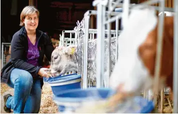  ?? Foto: Alexander Kaya ?? Die neue Bezirksbäu­erin Christiane Ade aus Gerlenhofe­n (Landkreis Neu Ulm) betreibt mit ihrem Mann einen Hof mit 55 Milch kühen und einen kleinen Laden. Außerdem ist sie Mama und Vorsitzend­e des Musikverei­ns.
