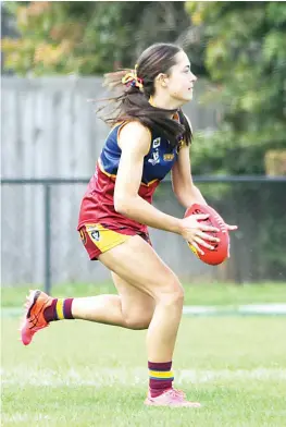  ?? ?? Warragul Industrial­s’ Hayley Waite searches for a forward option during the youth girls.
