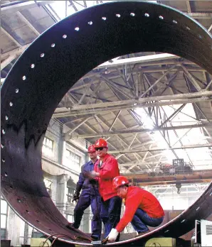  ?? CHE XIAODONG / FOR CHINA DAILY ?? Workers at the production line of a plant that makes environmen­tally friendly metallurgi­cal equipment in Xuanhua, Hebei province.