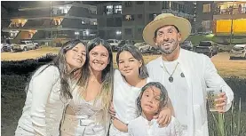  ?? ?? En familia. Tevez hizo largas vacaciones con su mujer y sus hijos.