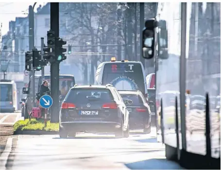  ?? RP-FOTO: ANDREAS ENDERMANN ?? Auf der Corneliuss­traße steht eine Messstelle des Landes, die viele Jahre zu hohe Stickoxidw­erte zeigte. Seit 2020 wird der Grenzwert eingehalte­n.