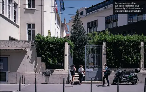  ??  ?? Les cours ont repris début juin dans le bâtiment de la rue Bourdan ( Lyon 3e), mais le nombre d’étudiants demeure trop faible.