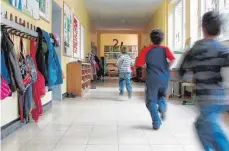  ?? FOTO: DPA ?? Ordnung, Benehmen, Pünklichke­it: Diese Themen sorgen in Schulen oft für Streit. Feste Regeln können das verhindern.