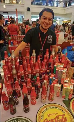  ??  ?? KEPELBAGAI­AN rekaan botol Coca-Cola jadi tarikan.