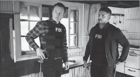  ??  ?? Julian McMahon and Miguel Gomez star in “FBI: Most Wanted”
