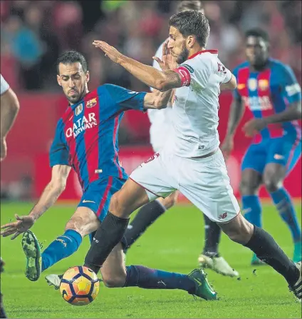  ?? FOTO: PERE PUNTÍ ?? Busquets, en una disputa con Carriço. El pivote azulgrana volvió a padecer ante la presión de los rivales