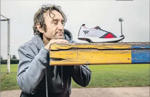  ?? MANÉ ESPINOSA ?? Franc Beneyto contempla sus zapatillas, en Barcelona