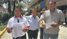  ??  ?? TRASLADO. CANDIDATO DE ARENA EN TAPALHUACA PIDE IMPUGNAR ELECCIONES DE ESE MUNICIPIO POR TRASLADO DE VOTANTES.