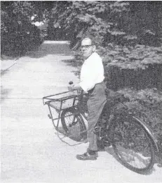  ?? FOTO: HEIMATKALE­NDER ?? Bote Richard Taube mit seinem charakteri­stischen Fahrrad war in Wegberg bekannt und beliebt.