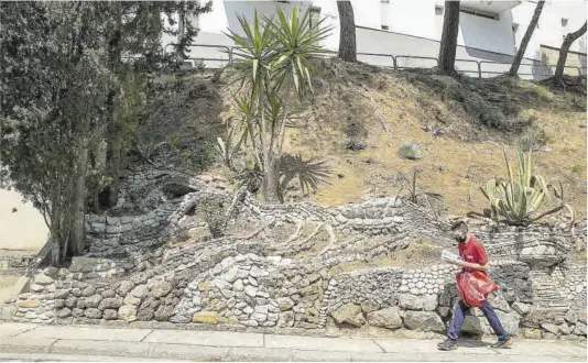  ?? Joan Cortadella­s ?? Los ‘jardinets’ de Carles Soler, cuyo nombre recuerda al bombero jubilado que dedicó casi una década a crear su particular universo de piedras.