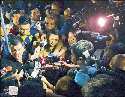  ?? ROBINSON NIÑAL JR. ?? President-elect Rodrigo Duterte is surrounded by reporters following a press conference at the Malacañang of the South in Davao City the other night.