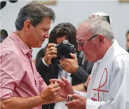  ??  ?? Haddad foi a uma missa na paróquia Santos Mártires, em São Paulo