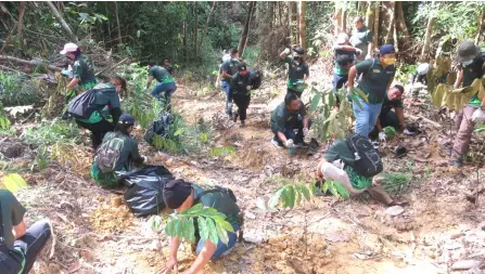  ?? ?? Participan­ts take the opportunit­y to plant the saplings.